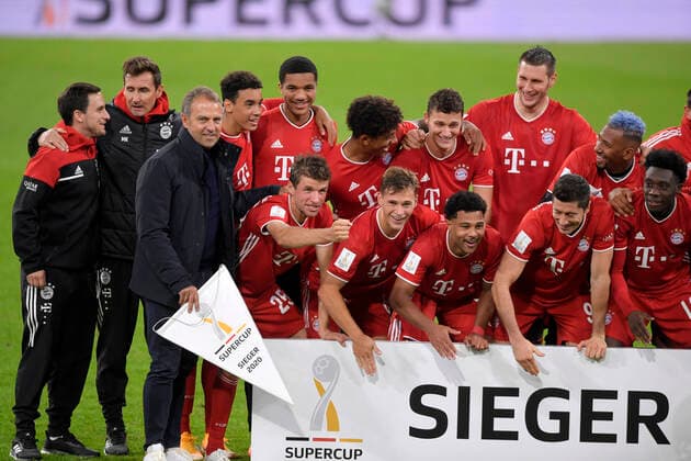 30.09.2020, Fussball Supercup: FC Bayern - Borussia Dortmund 30.09.2020, Fussball DFL-Supercup 2020, FC Bayern München - Borussia Dortmund, in der Allianz-Arena München. Siegerehrung, der FC Bayern jubelt über den Titel, Trainer Hans-Dieter Flick (FC Bayern München), Miroslav Klose, Thomas Müller (FC Bayern München), Joshua Kimmich (FC Bayern München), Robert Lewandowski (FC Bayern München), Foto: Bernd Feil M.i.S. Pool Nur für journalistische Zwecke! Only for editorial use! Gemäß den Vorgaben der DFL Deutsche Fußball Liga ist es untersagt, in dem Stadion und oder vom Spiel angefertigte Fotoaufnahmen in Form von Sequenzbildern und oder videoähnlichen Fotostrecken zu verwerten bzw. verwerten zu lassen. DFL regulations prohibit any use of photographs as image sequences and or quasi-video. National and international NewsAgencies OUT. München Bayern Deutschland