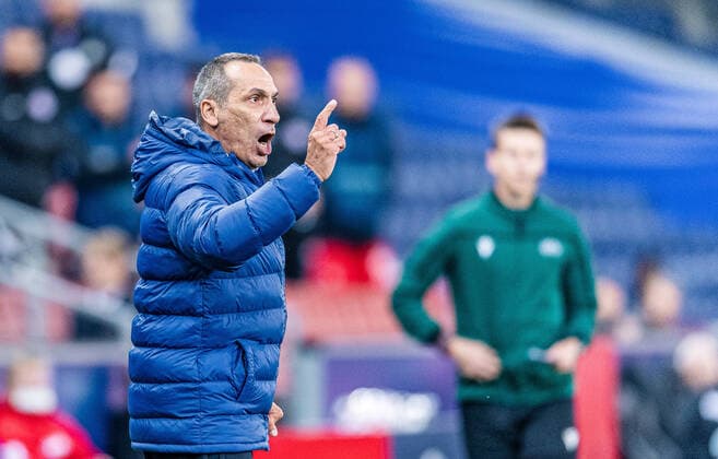 30.09.2020, Red Bull Arena, Salzburg, AUT, UEFA CL, FC Red Bull Salzburg vs Maccabi Tel Aviv, Qualifikation, 4. Runde, im Bild Trainer Giorgos Donis (Maccabi Tel Aviv FC) during the UEFA Champions League Qualification, 4th round match between FC Red Bull Salzburg and Maccabi Tel Aviv at the Red Bull Arena in Salzburg, Austria on 2020 09 30. **** ONLY GER;FRA;ITA;ESP;SUISSE;GBR **** Salzburg *** 30 09 2020, Red Bull Arena, Salzburg, AUT, UEFA CL, FC Red Bull Salzburg vs Maccabi Tel Aviv, Qualification, 4 round, in the picture coach Giorgos Donis Maccabi Tel Aviv FC during the UEFA Champions League Qualification, 4th round match between FC Red Bull Salzburg and Maccabi Tel Aviv at the Red Bull Arena in Salzburg, Austria on 2020 09 30 ONLY GER FRA ITA ESP SUISSE GBR Salzburg  EP_ade  