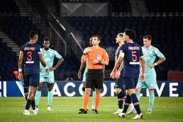 Franck Schneider ( arbitre ) - Presnel Kimpembe ( 3 - PSG ) - FOOTBALL : Paris Saint Germain vs Angers SCO - Ligue 1 - Paris - 02 10 2020 FedericoPestellini Panoramic 