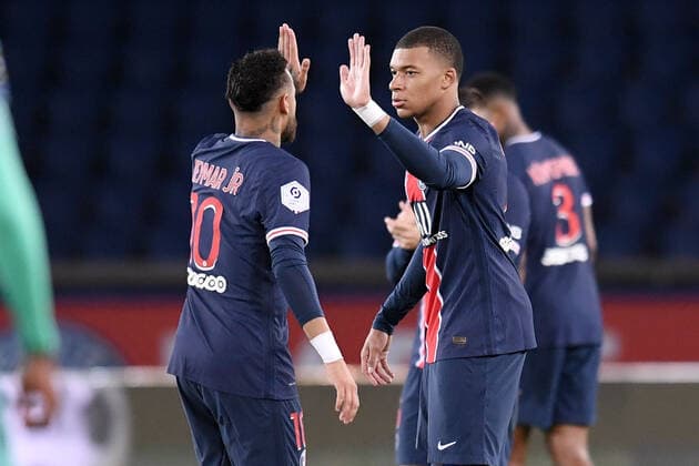 JOIE - FAIR PLAY - 10 NEYMAR JR (PSG) - 07 KYLIAN MBAPPE (PSG) FOOTBALL : Paris SG vs Angers - Ligue 1 Uber Eats - 02 10 2020 FEP Panoramic 