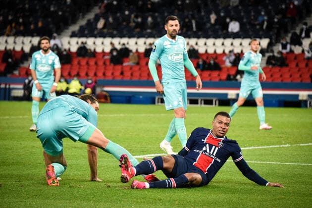 Kylian Mbappe ( 7 - PSG ) - PAVLOVIC Mateo (4 - Angers ) - FOOTBALL : Paris Saint Germain vs Angers SCO - Ligue 1 - Paris - 02 10 2020 FedericoPestellini Panoramic 