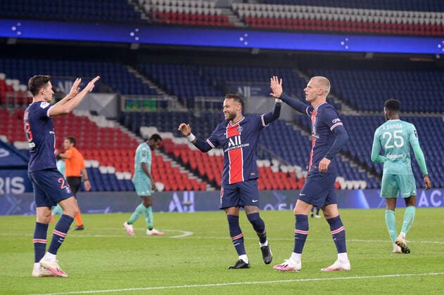 JOIE - FAIR PLAY - 10 NEYMAR JR (PSG) - 25 MITCHEL BAKKER (PSG) FOOTBALL : Paris SG vs Angers - Ligue 1 Uber Eats - 02 10 2020 FEP Panoramic 