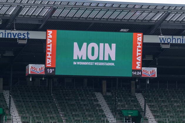 GER, SV Werder Bremen vs Arminie Bielefeld 03.10.2020, wohninvest Weserstadion, Bremen, GER, SV Werder Bremen vs Arminie Bielefeld im Bild Werder ohne Zuschauer - leere Raenge - Feature Anzeigentafel MOIN