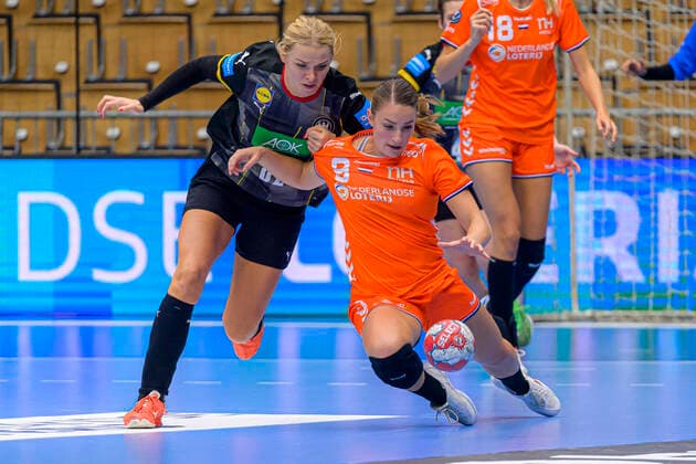 Bilder des Jahres 2020, Sport 10 Oktober Sport Themen der Woche KW40 Sport Bilder des Tages Handball, Frauen: Laenderspiel, Niederlande - Deutschland v. li. im Zweikampf Evgenija Minevskaja (Deutschland SCM Rammicu Valcea), Lois Abbingh (Niederlande) Lingen EmslandArena Deutschland *** Handball, womens international, Netherlands Germany violet in duel Evgenija Minevskaja Germany SCM Rammicu Valcea , Lois Abbingh Netherlands Lingen EmslandArena Germany