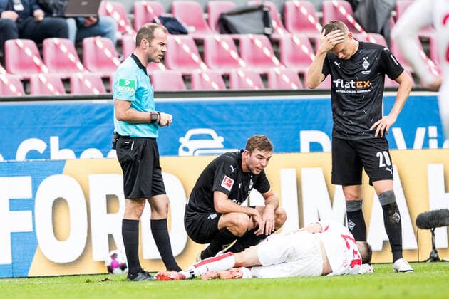Bilder des Jahres 2020, Sport 10 Oktober Sport Themen der Woche KW40 Sport Bilder des Tages 1. Fussball Bundesliga; 1. FC Koeln - Borussia Moenchengladbach; 03.10.2020 Dominick Drexler (1. FC Koeln, 24) bleibt nach Foul verletzt liegen und muss behandelt werden 1. Fussball Bundesliga, 1. FC Koeln - Borussia Moenchengladbach, Koeln, Rheinenergiestadion DFL REGULATIONS PROHIBIT ANY USE OF PHOTOGRAPHS AS IMAGE SEQUENCES AND OR QUASI-VIDEO. *** 1 Football Bundesliga 1 FC Koeln Borussia Moenchengladbach 03 10 2020 Dominick Drexler 1 FC Koeln, 24 remains injured after a foul and must be treated 1 Football Bundesliga, 1 FC Koeln Borussia Moenchengladbach, Koeln, Rheinenergiestadion DFL REGULATIONS PROHIBIT ANY USE OF PHOTOGRAPHS AS IMAGE SEQUENCES AND OR QUASI VIDEO Copyright: xBEAUTIFULxSPORTS Wunderlx