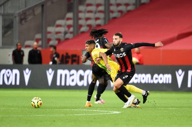 11 AMINE GOUIRI (NICE) - 10 LUDOVIC BLAS (NAN) - FAUTE FOOTBALL : Nice vs Nantes - Ligue 1 Uber Eats - 03 10 2020 FEP Panoramic 