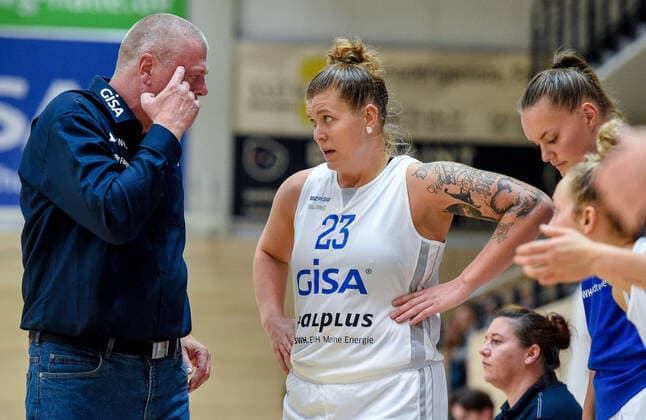 Peter Kortmann (Head Coach, GISA Lions SV Halle) gibt Klaudia Grudzien (23, GISA Lions SV Halle) Anweisungen im Testspiel der GISA Lions SV Halle vs. TK Hannover Basketball - 1. Bundesliga - ERDGAS Sportarena Halle (Saale) 03.10.2020 Foto: Holger John Halle Sachsen-Anhalt Deutschland *** Peter Kortmann Head Coach, GISA Lions SV Halle gives instructions to Klaudia Grudzien 23, GISA Lions SV Halle in the test match of GISA Lions SV Halle vs TK Hannover Basketball 1 Bundesliga ERDGAS Sportarena Halle Saale 03 10 2020 Photo Holger John Halle Sachsen Anhalt Germany vbal