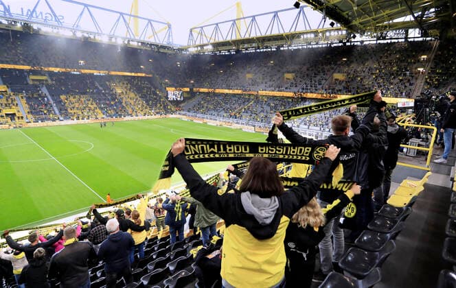 Bilder des Jahres 2020, Sport 10 Oktober Sport Themen der Woche KW40 Sport Bilder des Tages ZUSCHAUER Team BVB DFL Fussball Bundesliga Saison 2020-2021 Spiel BVB - SC Freiburg 4 : 0 am 03. Oktober 2020 in Dortmund DFL REGULATIONS PROHIBIT ANY USE OF PHOTOGRAPHS as IMAGE SEQUENCES and or QUASI-VIDEO *** ZUSCHAUER Team BVB DFL DFL Football Bundesliga Season 2020 2021 Game BVB SC Freiburg 4 0 on 03 October 2020 in Dortmund DFL REGULATIONS PROHIBIT ANY USE OF PHOTOGRAPHS as IMAGE SEQUENCES and or QUASI VIDEO