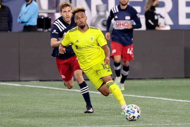 FOXBOROUGH, MA - OCTOBER 03: Nashville SC midfielder Hany Mukhtar (10) chased by New England Revolution midfielder Scott Caldwell (6) during a match between the New England Revolution and Nashville SC on October 3, 2020, at Gillette Stadium in Foxborough, Massachusetts. (Photo by Fred Kfoury III Icon Sportswire) SOCCER: OCT 03 MLS, Fussball Herren, USA - Nashville SC at New England Revolution Icon482201003001