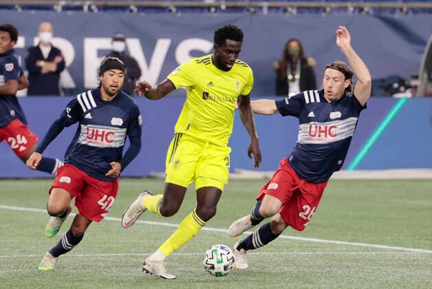 FOXBOROUGH, MA - OCTOBER 03: Nashville SC midfielder Derrick Jones (21) plays the ball between New England Revolution midfielder Lee Nguyen (42) and New England Revolution midfielder Tommy McNamara (26) during a match between the New England Revolution and Nashville SC on October 3, 2020, at Gillette Stadium in Foxborough, Massachusetts. (Photo by Fred Kfoury III Icon Sportswire) SOCCER: OCT 03 MLS, Fussball Herren, USA - Nashville SC at New England Revolution Icon482201003002