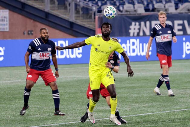 FOXBOROUGH, MA - OCTOBER 03: Nashville SC midfielder Derrick Jones (21) looks to control the ball in the clutches of New England Revolution midfielder Scott Caldwell (6) during a match between the New England Revolution and Nashville SC on October 3, 2020, at Gillette Stadium in Foxborough, Massachusetts. (Photo by Fred Kfoury III Icon Sportswire) SOCCER: OCT 03 MLS, Fussball Herren, USA - Nashville SC at New England Revolution Icon482201003003