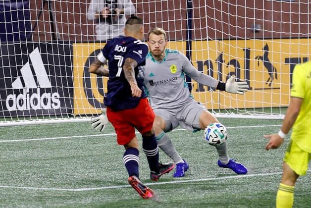 FOXBOROUGH, MA - OCTOBER 03: Nashville SC goalkeeper Joe Willis (1) makes a point blank save on New England Revolution forward Gustavo Bou (7) during a match between the New England Revolution and Nashville SC on October 3, 2020, at Gillette Stadium in Foxborough, Massachusetts. (Photo by Fred Kfoury III Icon Sportswire) SOCCER: OCT 03 MLS, Fussball Herren, USA - Nashville SC at New England Revolution Icon482201003014