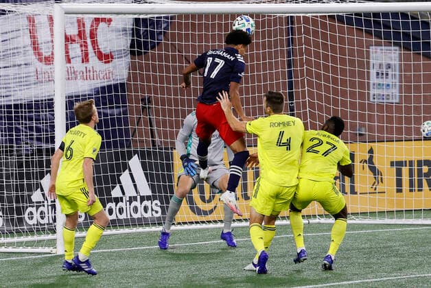 FOXBOROUGH, MA - OCTOBER 03: New England Revolution forward Tajon Buchanan (17) rises above Nashville SC defender Dave Romney (4) and Nashville SC midfielder Tah Brian Anunga (27) to head the ball on goal during a match between the New England Revolution and Nashville SC on October 3, 2020, at Gillette Stadium in Foxborough, Massachusetts. (Photo by Fred Kfoury III Icon Sportswire) SOCCER: OCT 03 MLS, Fussball Herren, USA - Nashville SC at New England Revolution Icon482201003015