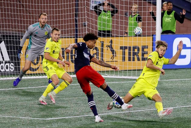 FOXBOROUGH, MA - OCTOBER 03: New England Revolution forward Tajon Buchanan (17) and Nashville SC defender Walker Zimmerman (25) play the ball during a match between the New England Revolution and Nashville SC on October 3, 2020, at Gillette Stadium in Foxborough, Massachusetts. (Photo by Fred Kfoury III Icon Sportswire) SOCCER: OCT 03 MLS, Fussball Herren, USA - Nashville SC at New England Revolution Icon482201003017