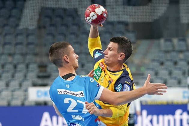 v.li.: Jerome Müller (TVB, 27), Andre Schmid (Andy Schmid, RNL, 2), Zweikampf, Spielszene, Duell, duel, tackle, tackling, Dynamik, Action, Aktion, 04.10.2020, Mannheim (Deutschland), Handball, Bundesliga, Rhein-Neckar Löwen - TVB 1898 Stuttgart *** v li Jerome Müller TVB, 27 , Andre Schmid Andy Schmid, RNL, 2 , Duel, duel, tackle, tackling, dynamics, action, action, 04 10 2020, Mannheim Germany , Handball, Bundesliga, Rhein Neckar Löwen TVB 1898 Stuttgart xozx