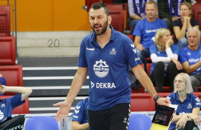 Stuttgart , Volleyball Volleyball Bundesliga Allianz MTV Stuttgart vs. Rote Raben Vilsbiburg , Giannis Athanasopoulos ( Trainer Stgt )