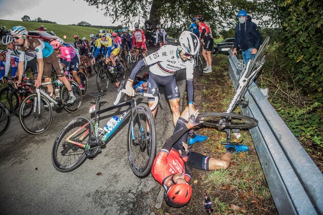 Bilder des Jahres 2020, Sport 10 Oktober Sport Themen der Woche KW40 Sport Bilder des Tages Lüttich Bastogne Lüttich - 2020 - Sturz mit dem aktuellen Weltmeister Julian Alaphilippe (FRA - Deceuninck-Quick Step) in der Abfahrt der Cote de Wanne *** Liège Bastogne Liège 2020 crash with the current world champion Julian Alaphilippe FRA Deceuninck Quick Step in the downhill of the Cote de Wanne Stiehl Photography