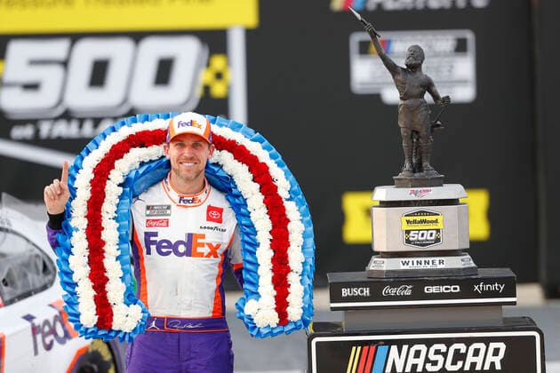 Bilder des Jahres 2020, Sport 10 Oktober Sport Themen der Woche KW40 Sport Bilder des Tages October 4, 2020, Talladega, Alabama, USA: Denny Hamlin (11) wins the YellaWood 500 at Talladega Superspeedway in Talladega, Alabama. Talladega USA - ZUMAa161 20201004_zaa_a161_020 Copyright: xStephenxA.xArcex