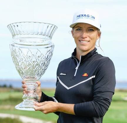 Bilder des Jahres 2020, Sport 10 Oktober Sport Themen der Woche KW40 Sport Bilder des Tages Golf: ShopRite LPGA, Golf Damen Classic Mel Reid of England holds the championship trophy after winning the ShopRite LPGA Classic on Oct. 4, 2020, on Seaview Golf Club s Bay Course in Galloway, New Jersey. 