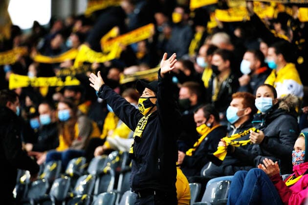 Foto Manuel Geisser 04.10.2020 Bern : Stadion Wankdorf Bern Herren Saison 2020 2021 Fussball Super League 3.Spieltag BSC Young Boys Bern - FC Vaduz Spiel Nummer 1 mit Zuschauer im Stadion . Fans mit Schutzmasken