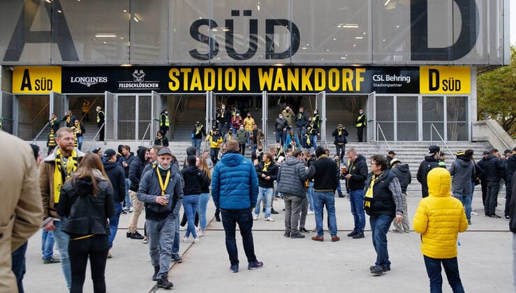 Foto Manuel Geisser 04.10.2020 Bern : Stadion Wankdorf Bern Herren Saison 2020 2021 Fussball Super League 3.Spieltag BSC Young Boys Bern - FC Vaduz YB Fans verlassen das Stadion nach dem Spiel