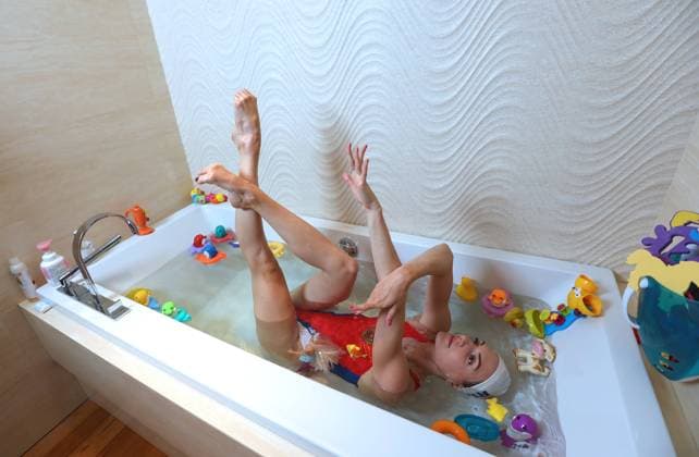 Svetlana Romashina is a Russian athlete performing in synchronized swimming, Synchronschwimmen Five-time Olympic champion, 21-time world champion, 10-time European champion. Quarantine (Covid-2019) is not a reason to stop sports training. Of course, it is not so easy to fully engage in sports in this case. It is quite problematic to establish full-fledged sports, as in a gym, at home, but still I had to. In addition to dry room workouts, the synchronized swimmers lacked water exercises. We tried to exercise in the bath at home. 
