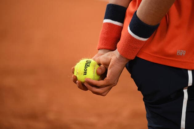 05.10.2020 Tennis French Open Roland Garros Paris v.l., Symbolbild: Balljunge, Tennisball Foto: HMB Media Copyright: AntonioxBorga