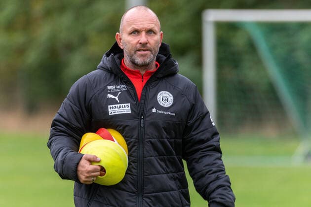 Mike Sadlo (49) ist ein ehemaliger deutscher Fußballspieler und heutiger Fussballtrainer. Er war zuletzt Cheftrainer der SG Sonnenhof Großaspach. Seit August 2020 trainiert Mike Sadlo die U17, U 17 des Hallescher FC, die in der anstehenden Saison 2020 21 erneut in der B-Junioren-Bundesliga Nord Nordost antritt. 06.10.2020, Fussball, GER, Saison 2020 2021, DFL REGULATIONS PROHIBIT ANY USE OF PHOTOGRAPHS as IMAGE SEQUENCES and or QUASI-VIDEO. Halle Saale Sachsen-Anhalt Deutschland