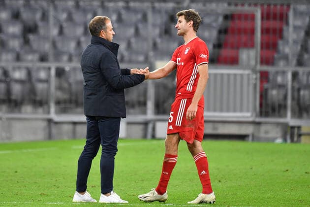 Hans Dieter Flick (Hansi ,Trainer Bayern Muenchen) mit Thomas MUELLER (MÜLLER,Bayern Muenchen) nach Spielende. Fussball 1. Bundesliga Saison 2020 2021,3.Spieltag,Spieltag03, FC Bayern Muenchen (M)-Hertha BSC Berlin (B) 4-3, am 04.10.2020 A L L I A N Z ARENA, DFL REGULATIONS PROHIBIT ANY USE OF PHOTOGRAPHS AS IMAGE SEQUENCES AND OR QUASI-VIDEO.EDITORIAL USE ONLY. Â