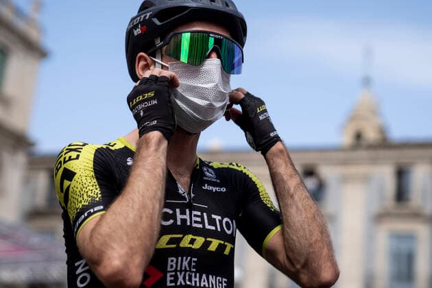 Photo Marco Alpozzi LaPresse October 06, 2020 Italy Cycling Giro d Italia 2020 - 103th edition - Stage 4 - from Catania to Villa Franca Tirrena In the pic: YATES Simon( GBR )MITCHELTON - SCOTTleave protective mask before the race  Copyright: xMarcoxAlpozzi LaPresse xMarcoxAlx