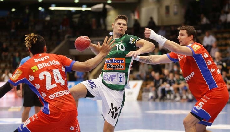 Bilder des Jahres 2020, Sport 10 Oktober Sport Themen der Woche KW41 Sport Bilder des Tages Göppingen , LIQUI MOLY HBL , Handball Bundesliga , Frisch Auf! Göppingen vs. HBW Balingen-Weilstetten , von links: James Scott ( Bali ) Sebastian Heymann ( Göppi ) Romas Kirveliavicius ( Bali ) *** Göppingen , LIQUI MOLY HBL , Handball Bundesliga , Frisch Auf Göppingen vs HBW Balingen Weilstetten , from left James Scott Bali Sebastian Heymann Göppi Romas Kirveliavicius Bali