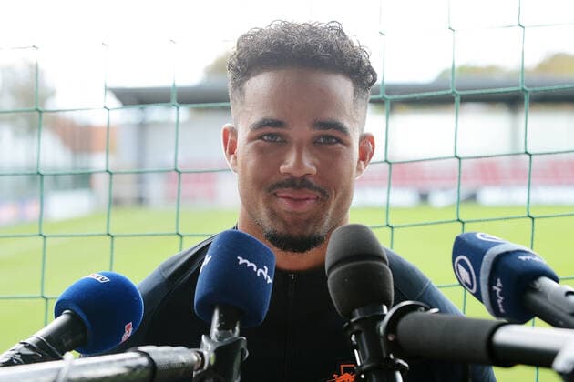 Bilder des Jahres 2020, Sport 10 Oktober Sport Themen der Woche KW41 Fußball-Bundesliga Saison 2020 2021, Training bei Bundesligist RB Leipzig (07.10.2020). Neuzugang Justin Kluivert (Linksaussen RB Leipzig, Rueckennummer 21) in Interview nach dem Training von RB Leipzig (07.10.2020). Leipzig Sachsen Deutschland Red-Bull-Trainingsgelände am Cottaweg *** Soccer Bundesliga Season 2020 2021, Training at Bundesliga club RB Leipzig 07 10 2020 Newcomer Justin Kluivert Left wing RB Leipzig, back number 21 in interview after the training of RB Leipzig 07 10 2020 Leipzig Saxony Germany Red Bull Training ground at Cottaweg