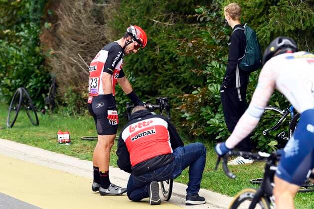 Bilder des Jahres 2020, Sport 10 Oktober Sport Themen der Woche KW41 Sport Bilder des Tages OVERIJSE, BELGIUM - OCTOBER 7 : DEGENKOLB John (GER) of LOTTO SOUDAL flat tire during the 60th UCI ProSeries Brabantse Pijl cycling race with start in Leuven and finish in Overijse on October 07, 2020 in Overijse, Belgium, 7 10 2020 CYCLISME : Fleche Brabanconne - 07 10 2020 PhotoNews Panoramic 