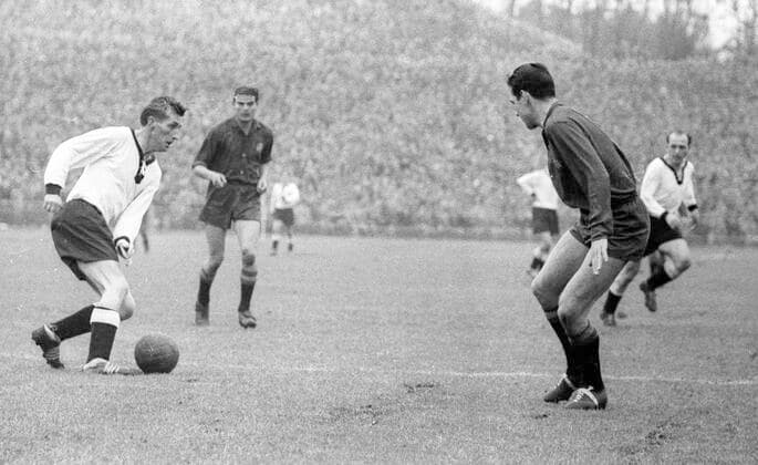 Archivbilder der Woche Sport KW41 19.03.1958 Deutschland - Spanien 2:0 Fritz Walter am Ball , wird beobachtet von 2 Spaniern und Bernie Klodt (rechts) *** 19 03 1958 Germany Spain 2 0 Fritz Walter on the ball, observed by 2 Spaniards and Bernie Klodt on the right HM