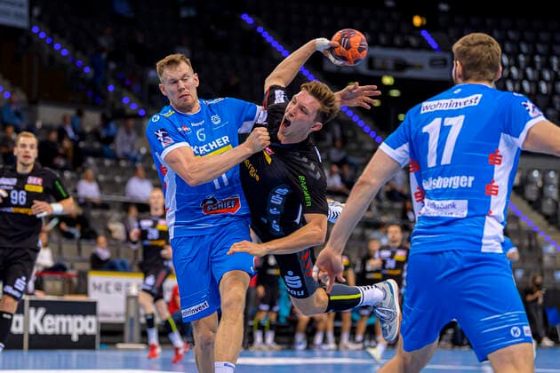 Stuttgart, Deutschland 07. Oktober 2020: HBL - 20 21 - TVB 1898 Stuttgart vs. Tusem Essen v. li. im Zweikampf Adam Lönn Loenn (Stuttgart) und Justin Müller Mueller (Tusem Essen), Samuel Roethlisberger (Stuttgart) Stuttgart Porsche Arena Baden-Württemberg Deutschland *** Stuttgart, Germany 07 October 2020 HBL 20 21 TVB 1898 Stuttgart vs Tusem Essen vs. left in the duel Adam Lönn Loenn Stuttgart and Justin Müller Mueller Tusem Essen , Samuel Roethlisberger Stuttgart Stuttgart Porsche Arena Baden Württemberg Germany