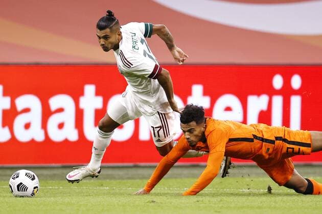AMSTERDAM - (lr) Jesus Manuel Corona of Mexico, Owen Wijndal of Holland during the friendly match between the Netherlands and Mexico at the Johan Cruyff Arena on October 07, 2020 in Amsterdam, Netherlands. ANP MAURICE VAN STEEN International Friendly, Länderspiel, Nationalmannschaft match 2020 2021 xVIxANPxSportx xxANPxIVx 423697885