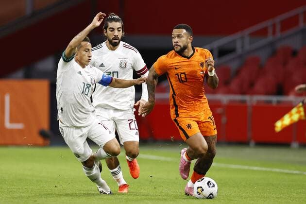 AMSTERDAM - (lr) Jose Andres Guardado Hernandez of Mexico, Rodolfo Pizarro of Mexico, Memphis Depay of Holland during the friendly match between the Netherlands and Mexico at the Johan Cruyff Arena on October 07, 2020 in Amsterdam, Netherlands. ANP MAURICE VAN STEEN International Friendly, Länderspiel, Nationalmannschaft match 2020 2021 xVIxANPxSportx xxANPxIVx 423698828