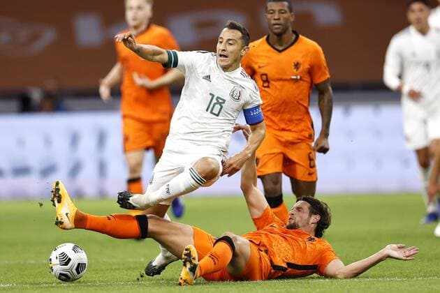 AMSTERDAM - (lr) Jose Andres Guardado Hernandez of Mexico, Hans Hateboer of Holland during the friendly match between the Netherlands and Mexico at the Johan Cruyff Arena on October 07, 2020 in Amsterdam, Netherlands. ANP MAURICE VAN STEEN International Friendly, Länderspiel, Nationalmannschaft match 2020 2021 xVIxANPxSportx xxANPxIVx 423698970