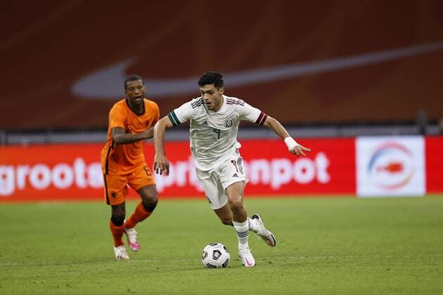 AMSTERDAM - (lr) Georginio Wijnaldum of Holland, Raul Jimenez of Mexico during the friendly match between the Netherlands and Mexico at the Johan Cruyff Arena on October 07, 2020 in Amsterdam, Netherlands. ANP MAURICE VAN STEEN International Friendly, Länderspiel, Nationalmannschaft match 2020 2021 xVIxANPxSportx xxANPxIVx 423699708