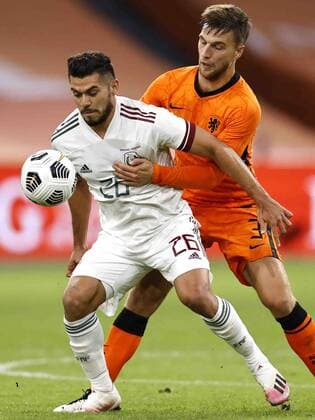 AMSTERDAM - (lr) Henry Martin of Mexico, Joel Veltman of Holland during the friendly match between the Netherlands and Mexico at the Johan Cruyff Arena on October 07, 2020 in Amsterdam, Netherlands. ANP MAURICE VAN STEEN International Friendly, Länderspiel, Nationalmannschaft match 2020 2021 xVIxANPxSportx xxANPxIVx 423702774