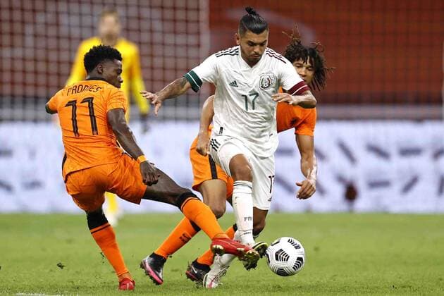 AMSTERDAM - (lr) Quincy Promes of Holland, Jesus Manuel Corona of Mexico, Nathan Ake of Holland during the friendly match between the Netherlands and Mexico at the Johan Cruyff Arena on October 07, 2020 in Amsterdam, Netherlands. ANP MAURICE VAN STEEN International Friendly, Länderspiel, Nationalmannschaft match 2020 2021 xVIxANPxSportx xxANPxIVx 423703007