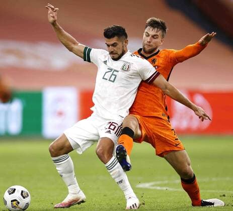 AMSTERDAM - (lr) Henry Martin of Mexico, Joel Veltman of Holland during the friendly match between the Netherlands and Mexico at the Johan Cruyff Arena on October 07, 2020 in Amsterdam, Netherlands. ANP MAURICE VAN STEEN International Friendly, Länderspiel, Nationalmannschaft match 2020 2021 xVIxANPxSportx xxANPxIVx 423703388