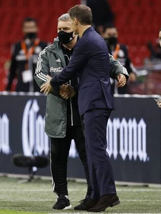 AMSTERDAM - (lr) Mexico coach Gerardo Martino, Holland coach Frank de Boer during the friendly match between the Netherlands and Mexico at the Johan Cruyff Arena on October 07, 2020 in Amsterdam, Netherlands. ANP MAURICE VAN STEEN International Friendly, Länderspiel, Nationalmannschaft match 2020 2021 xVIxANPxSportx xxANPxIVx 423704387