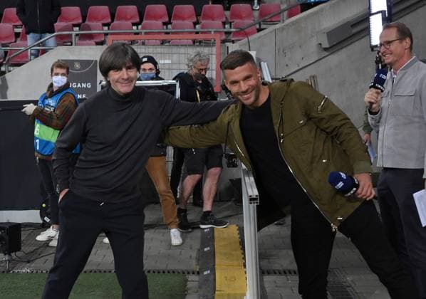 Sport Bilder des Tages Trainer Joachim Löw (Deutschland), Jogi Löw, li., und Lukas Podolski 07.10.2020, Fussball GER 2020, Länderspiel, Deutschland - Türkei, ,
