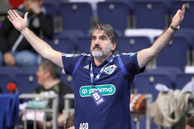 08.10.2020, ZAG Arena, Hannover, Ligaspiel, 1. Bundesliga, TSV Hannover-Burgdorf vs HSC 2000 Coburg, im Bild Carlos Ortega (Trainer, Han.-Burgdorf) ist sauer TSV Hannover-Burgdorf vs HSC 2000 Coburg *** 08 10 2020, ZAG Arena, Hanover, league match, 1 Bundesliga, TSV Hanover Burgdorf vs HSC 2000 Coburg, in the picture Carlos Ortega coach, Han Burgdorf is angry TSV Hanover Burgdorf vs HSC 2000 Coburg