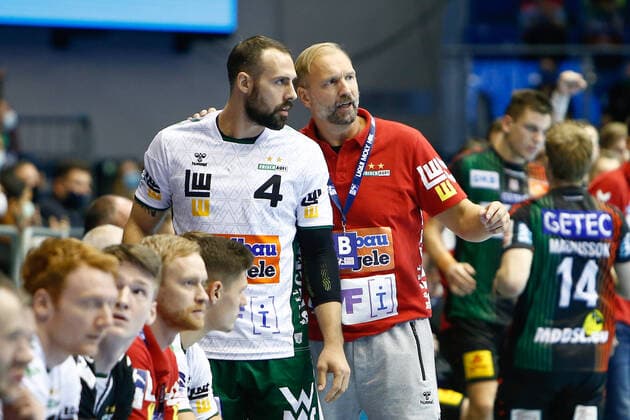 08.10.2020, xtgx, Handball Liqui Moly HBL, SC Magdeburg - Frisch Auf Goeppingen emspor, v.l. Tim Kneule (Goeppingen, 4), Hartmut Mayerhoffer (Goeppingen, Trainer) gibt Anweisungen, gestikuliert mit den Armen, gesticulate, gives instructions GETEC Arena *** 08 10 2020, xtgx, Handball Liqui Moly HBL, SC Magdeburg Frisch Auf Goeppingen emspor, v l Tim Kneule Goeppingen, 4 , Hartmut Mayerhoffer Goeppingen, Coach gives instructions, gesticulate with the arms, gesticulate, gives instructions GETEC Arena