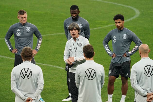 Ansprache Bundestrainer Joachim Loew (Deutschland Germany) an die Mannschaft, Toni Kroos (Deutschland Germany), Antonio Rüdiger (Deutschland Germany), Serge Gnabry (Deutschland Germany) hoeren zu - 09.10.2020: Abschlusstraining Deutschland, Olympiastadion Kiew DISCLAIMER: DFB regulations prohibit any use of photographs as image sequences and or quasi-video.