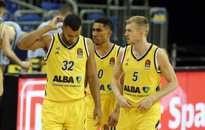 Johannes Thiemann, Niels Giffey, Maodo Lo enttäuscht Enttäuschung Mimik Basketball EuroLeague Herren Saison 2020 2021 09.10.2020 ALBA Berlin vs. FC Bayern München FCB