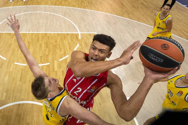 Bilder des Jahres 2020, Sport 10 Oktober Sport Themen der Woche KW41 Sport Bilder des Tages Basketball Berlin 09.10.2020 Saison 2020 2021 Euroleague Regular Season 2. Spieltag Alba Berlin - FC Bayern München Wade Baldwin (München, No.02) Ben Lammers (Alba Berlin, No.50) *** Basketball Berlin 09 10 2020 Season 2020 2021 Euroleague Regular Season 2 Matchday Alba Berlin FC Bayern Munich Wade Baldwin Munich, No 02 Ben Lammers Alba Berlin, No 50