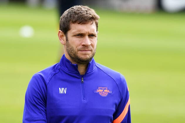 Fußball-Bundesliga Saison 2020 2021, Training bei Bundesligist RB Leipzig (07.10.2020). Moritz Volz (Assistenztrainer RB Leipzig) beim Training von RB Leipzig (07.10.2020). Leipzig Sachsen Deutschland Red-Bull-Trainingsgelände am Cottaweg